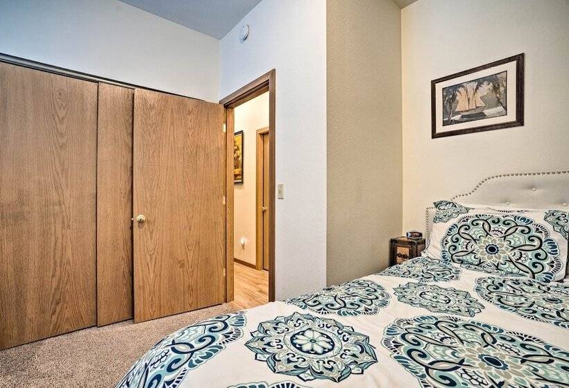 Modern Retreat W/ Hot Tub   Steps To Lake Chelan!