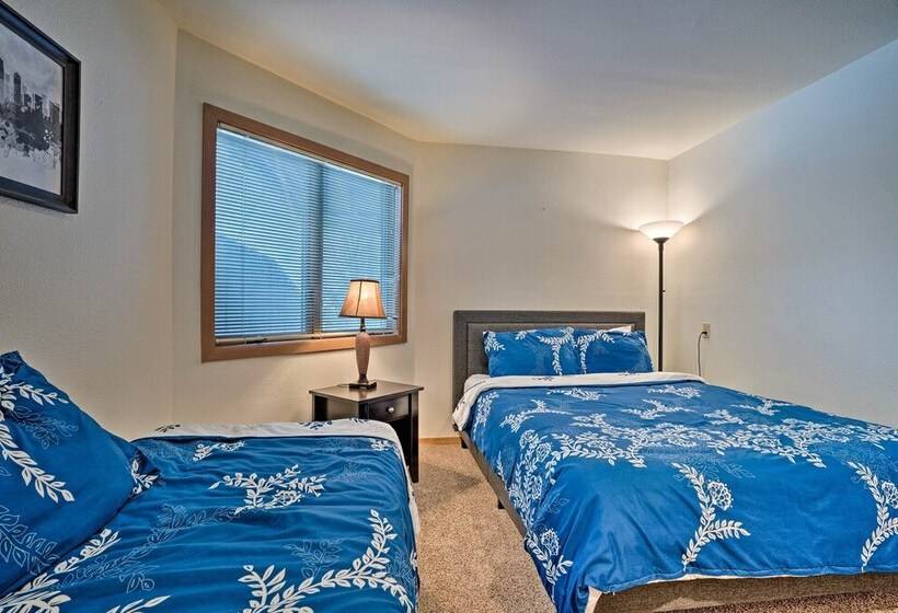 Modern Retreat W/ Hot Tub   Steps To Lake Chelan!