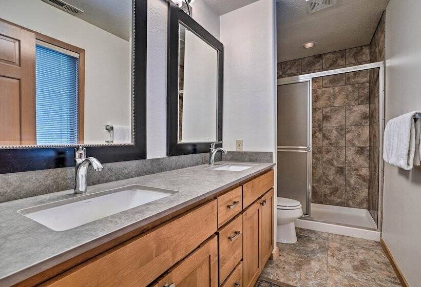 Modern Retreat W/ Hot Tub   Steps To Lake Chelan!