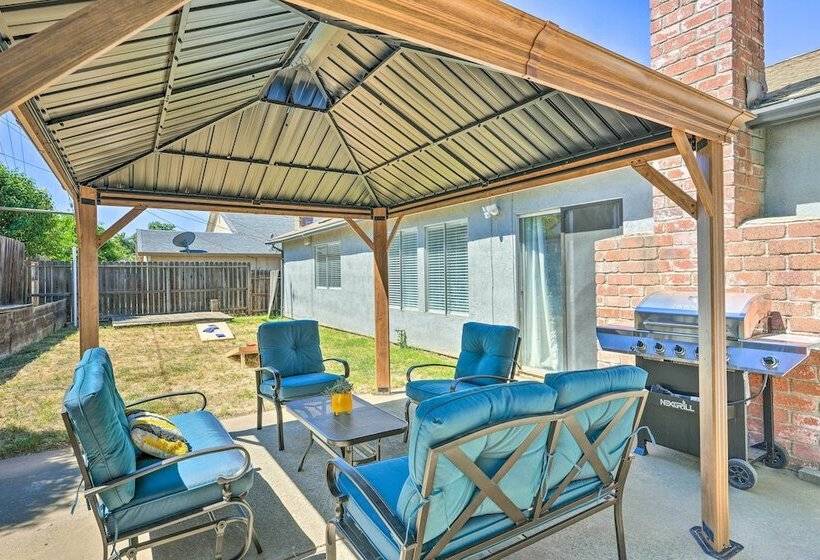 Modern Sacramento Home W/ Yard: 12 Mi To Dtwn