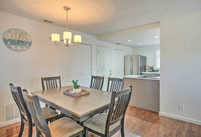 Modern Sacramento Home W/ Yard: 12 Mi To Dtwn