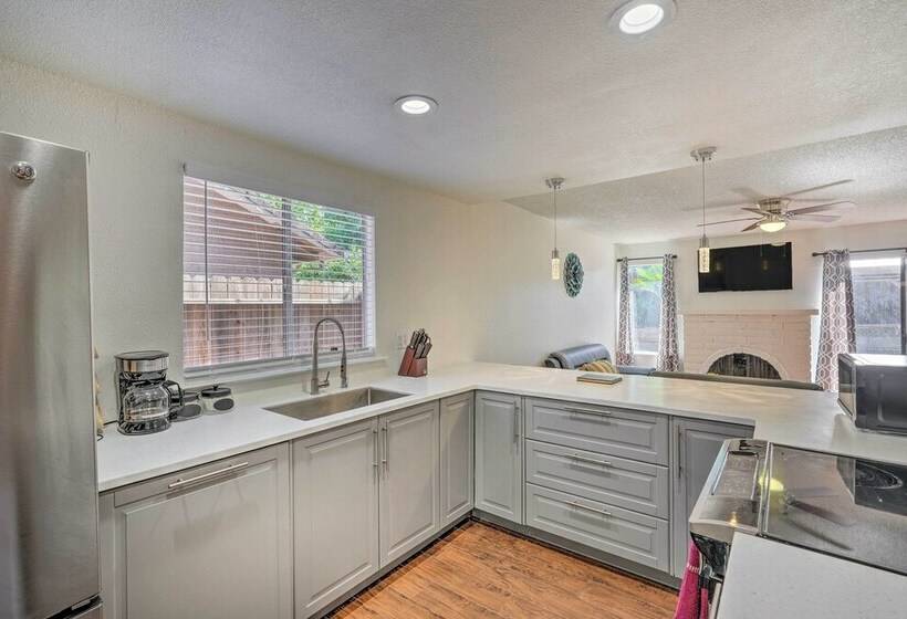 Modern Sacramento Home W/ Yard: 12 Mi To Dtwn