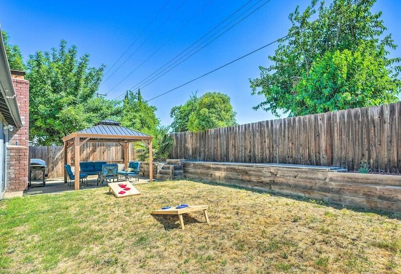 Modern Sacramento Home W/ Yard: 12 Mi To Dtwn