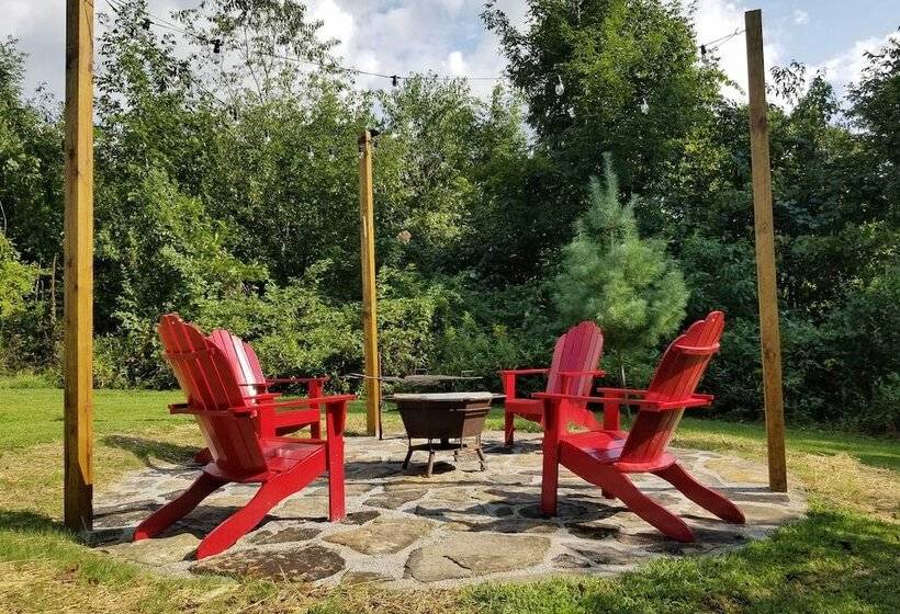 Modern Zanesville Escape W/ Deck & Spacious Yard