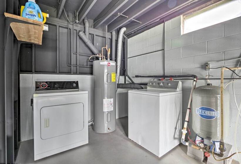 Modern Zanesville Escape W/ Deck & Spacious Yard