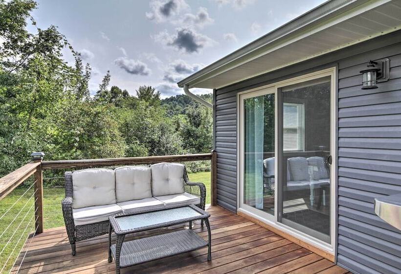 Modern Zanesville Escape W/ Deck & Spacious Yard