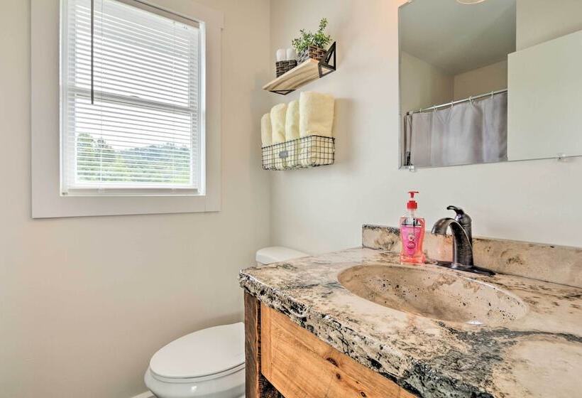 Modern Zanesville Escape W/ Deck & Spacious Yard