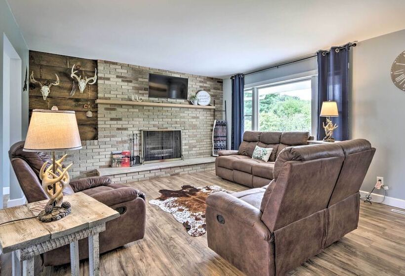 Modern Zanesville Escape W/ Deck & Spacious Yard