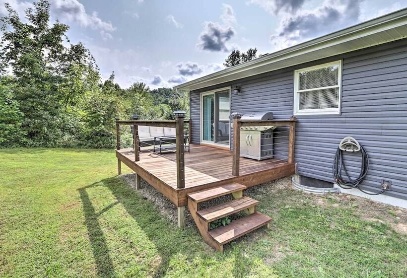 Modern Zanesville Escape W/ Deck & Spacious Yard