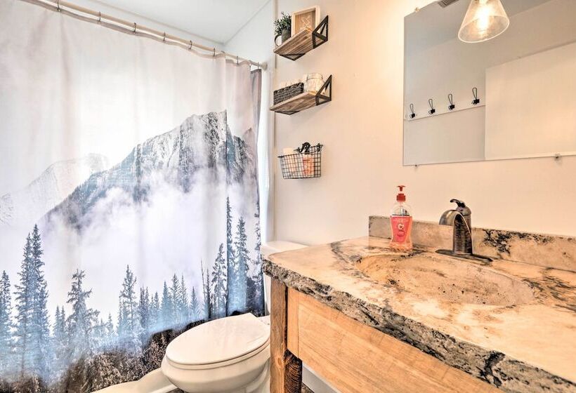 Modern Zanesville Escape W/ Deck & Spacious Yard