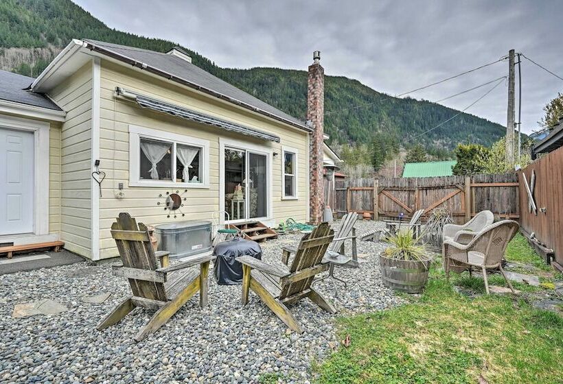 Mountain Memories:  Cozy Small Town Escape