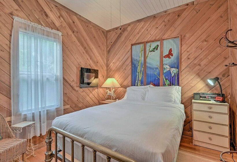 Mountain Memories:  Cozy Small Town Escape