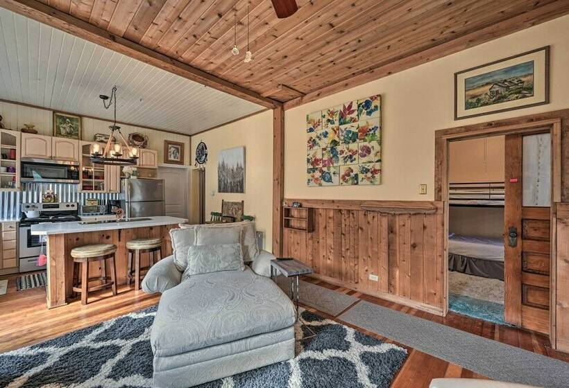 Mountain Memories:  Cozy Small Town Escape