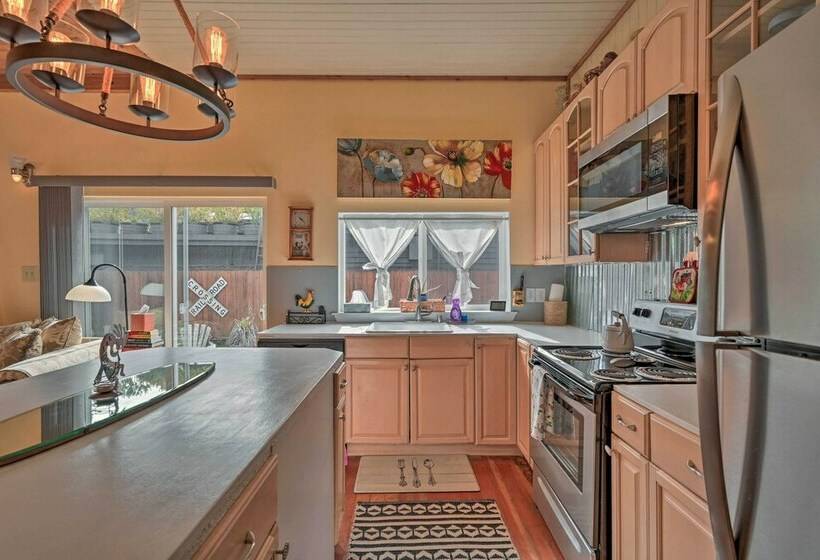 Mountain Memories:  Cozy Small Town Escape