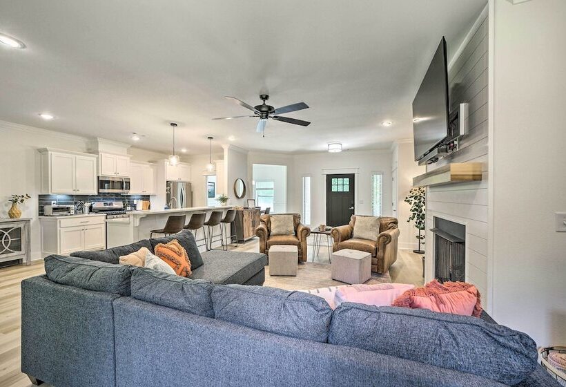 New Everything! Comfy Home W/ Deck & Trail Access!