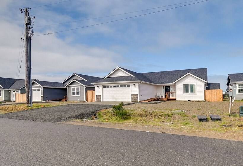 Ocean Shores Home W/ Game Room   Walk To Beaches!