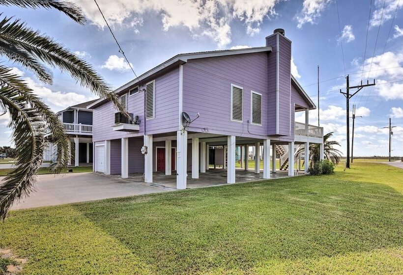 Walk To Ocean: Coastal Home In Crystal Beach!