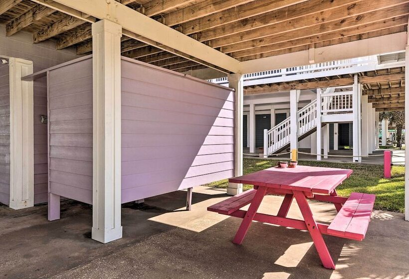 Walk To Ocean: Coastal Home In Crystal Beach!