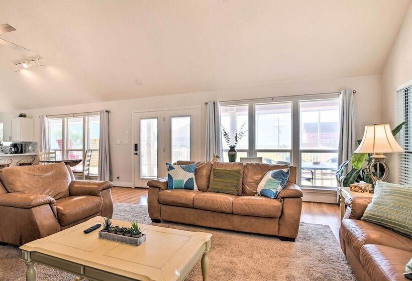 Walk To Ocean: Coastal Home In Crystal Beach!