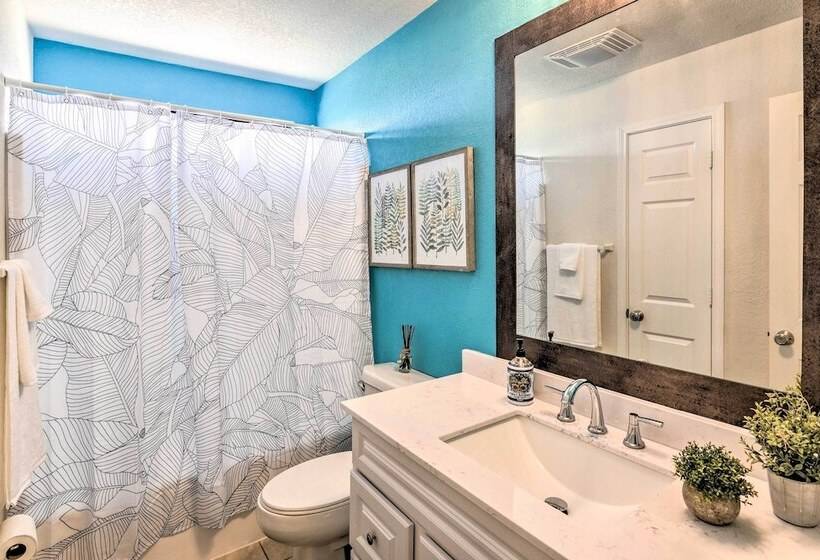 Walk To Ocean: Coastal Home In Crystal Beach!