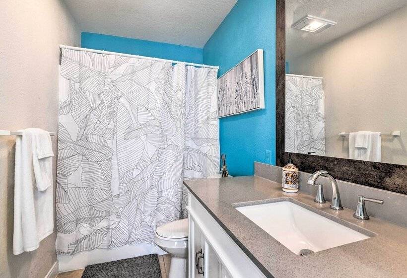 Walk To Ocean: Coastal Home In Crystal Beach!