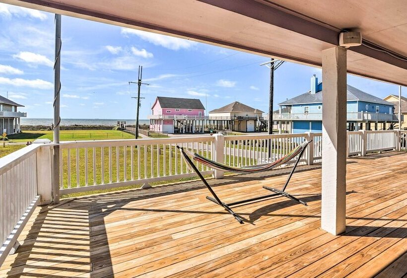 Walk To Ocean: Coastal Home In Crystal Beach!
