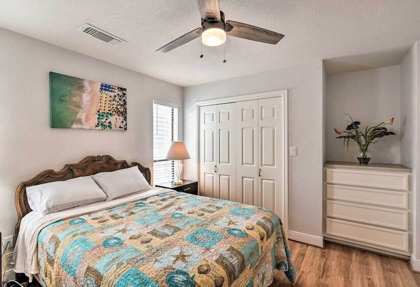 Walk To Ocean: Coastal Home In Crystal Beach!