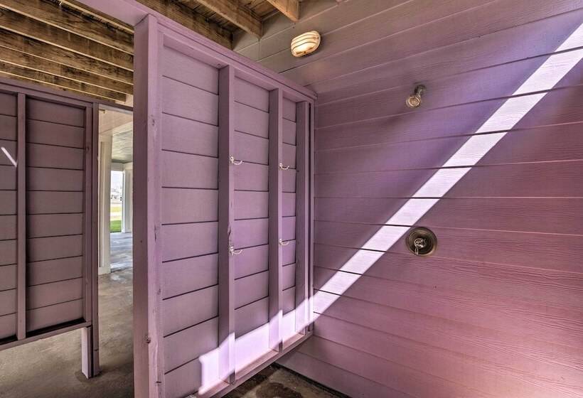 Walk To Ocean: Coastal Home In Crystal Beach!