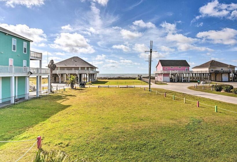 Walk To Ocean: Coastal Home In Crystal Beach!