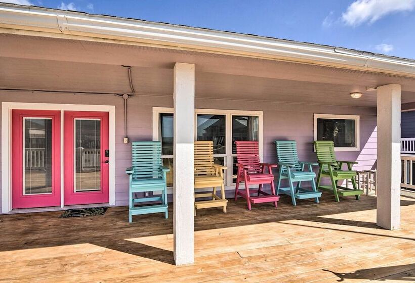 Walk To Ocean: Coastal Home In Crystal Beach!