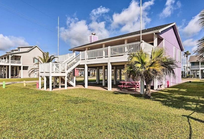 Walk To Ocean: Coastal Home In Crystal Beach!