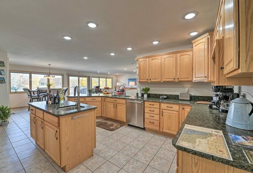 Outdoor Enthusiasts  Retreat W/ Hot Tub, Deck