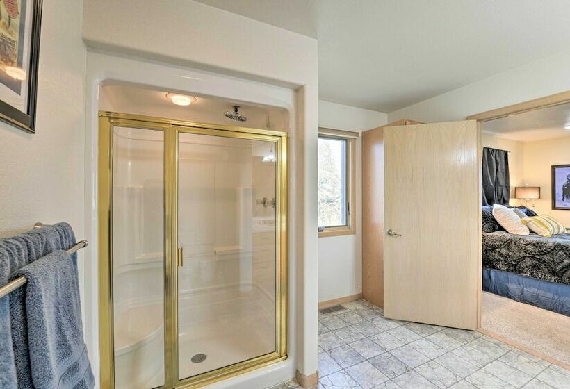 Outdoor Enthusiasts  Retreat W/ Hot Tub, Deck