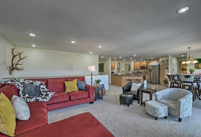 Outdoor Enthusiasts  Retreat W/ Hot Tub, Deck