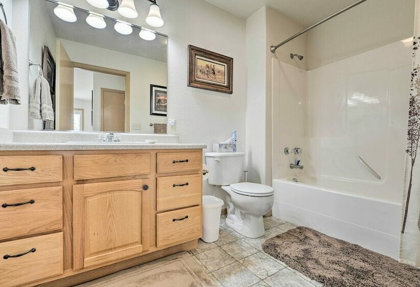 Outdoor Enthusiasts  Retreat W/ Hot Tub, Deck