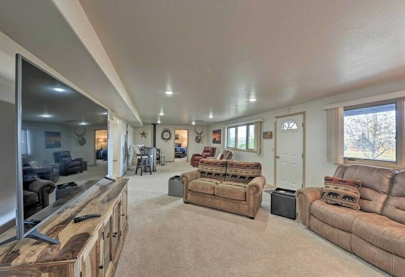 Outdoor Enthusiasts  Retreat W/ Hot Tub, Deck