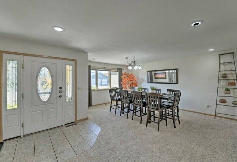 Outdoor Enthusiasts  Retreat W/ Hot Tub, Deck