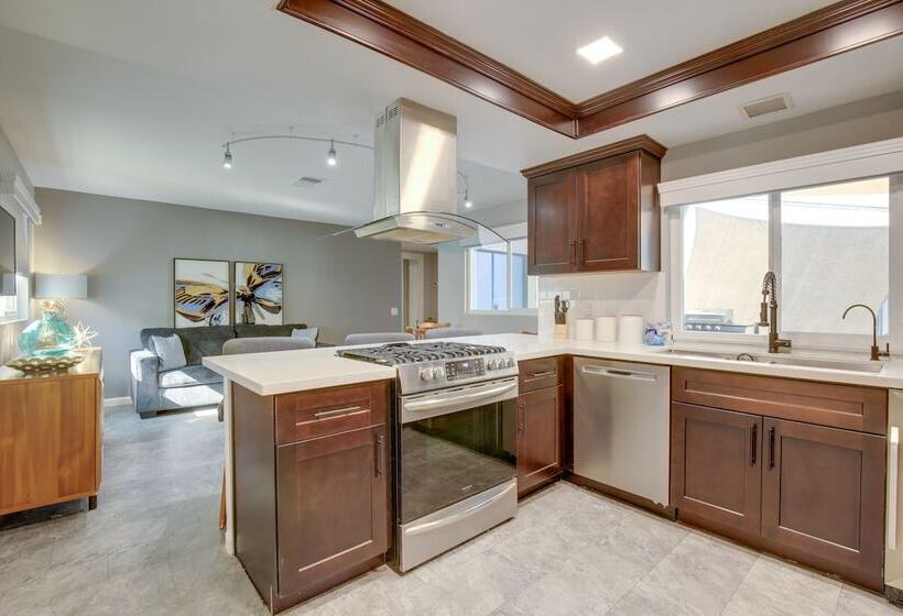 Retreat W/ Theater Room & Pool Deck In Palm Desert