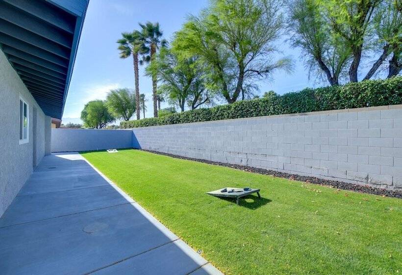 Retreat W/ Theater Room & Pool Deck In Palm Desert