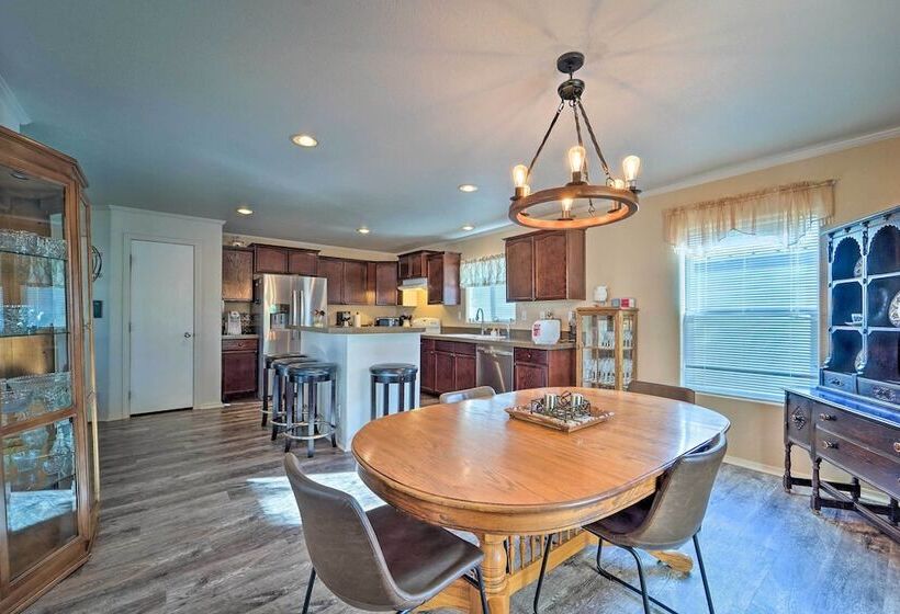 Peaceful Portales Escape W/ Patio & Grill!