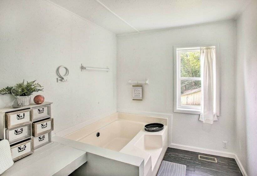 Peaceful Gainesboro Retreat W/ Deck & Yard!