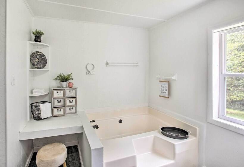 Peaceful Gainesboro Retreat W/ Deck & Yard!