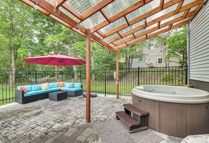 Hot Tub, Game Room: Peaceful Poconos Home!