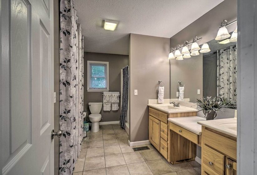 Peaceful Sevierville Home W/ Private Hot Tub!