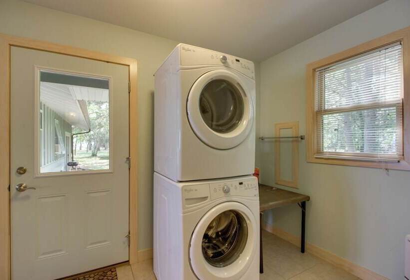 Pelican Lake Cabin: Private Beach + Scenic Sunsets