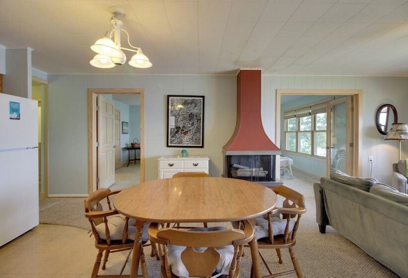 Pelican Lake Cabin: Private Beach + Scenic Sunsets