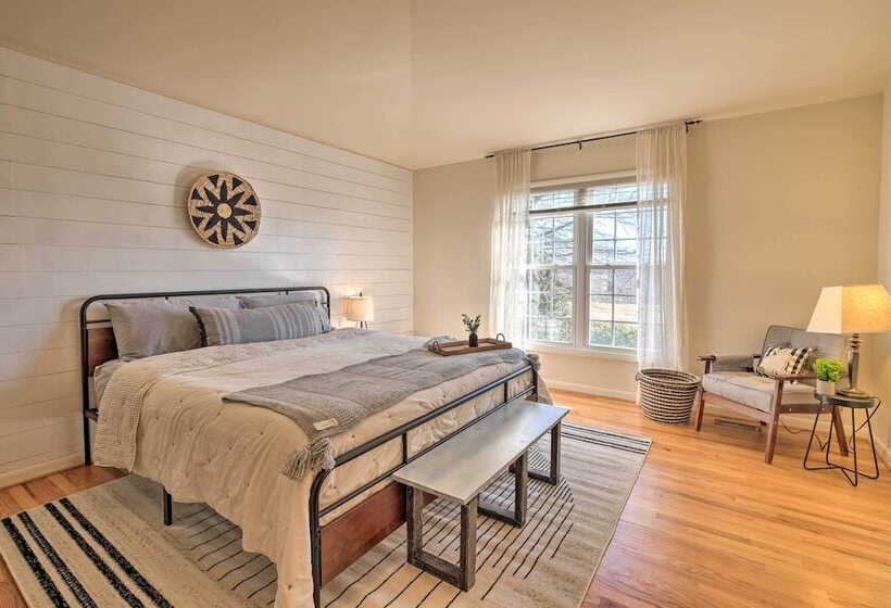 Pet Friendly Cottage With Game Room & Fire Pit!