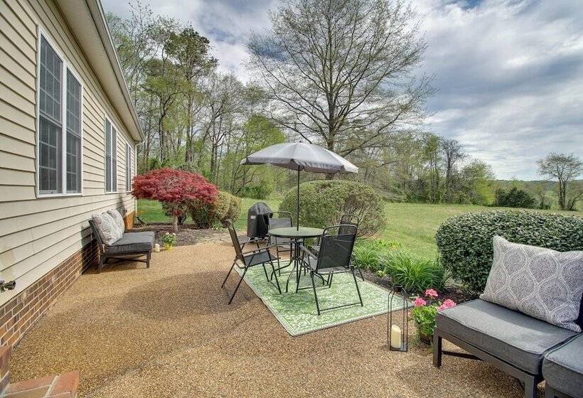 Pet Friendly Cottage With Game Room & Fire Pit!
