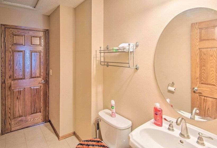 Pet Friendly Des Moines Home W/ Fenced Yard!