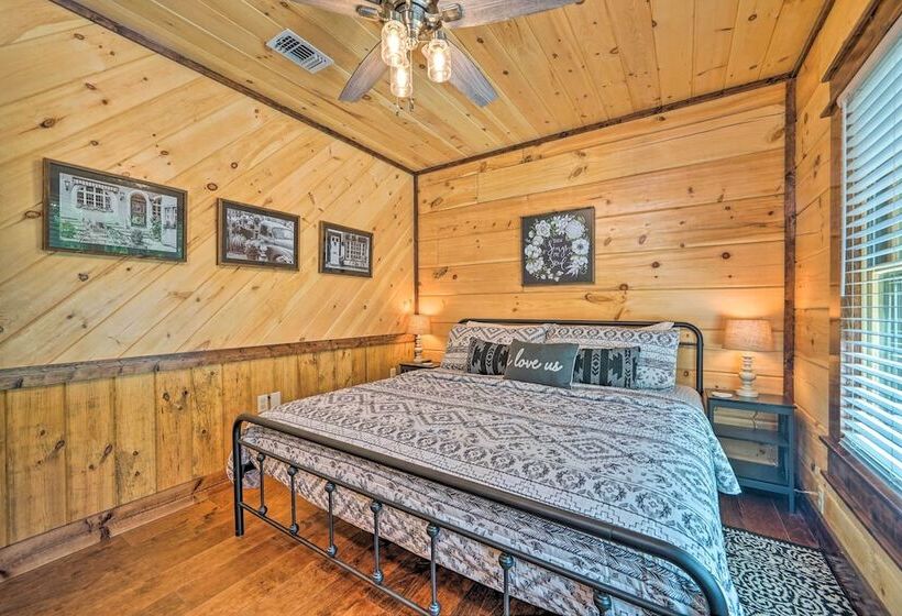 Falling Star  Eagletown Cabin W/ Hot Tub: Pets Ok